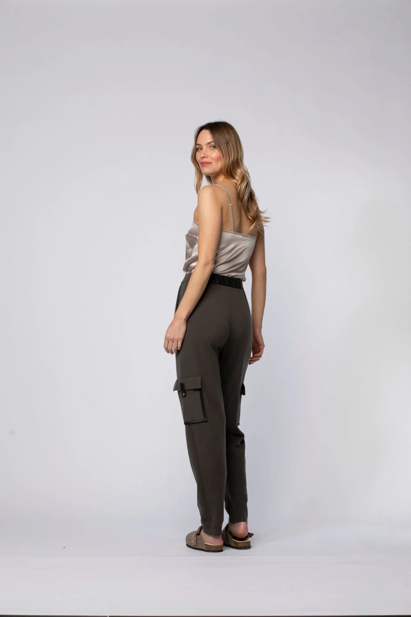 PANTALON EN MAILLE & CUIR