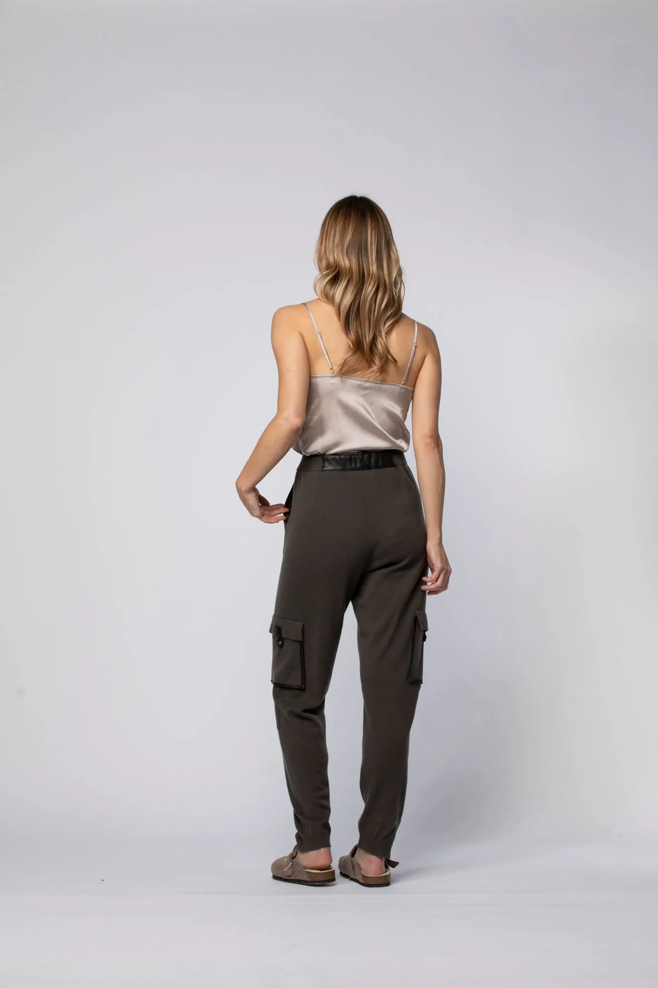 PANTALON EN MAILLE & CUIR