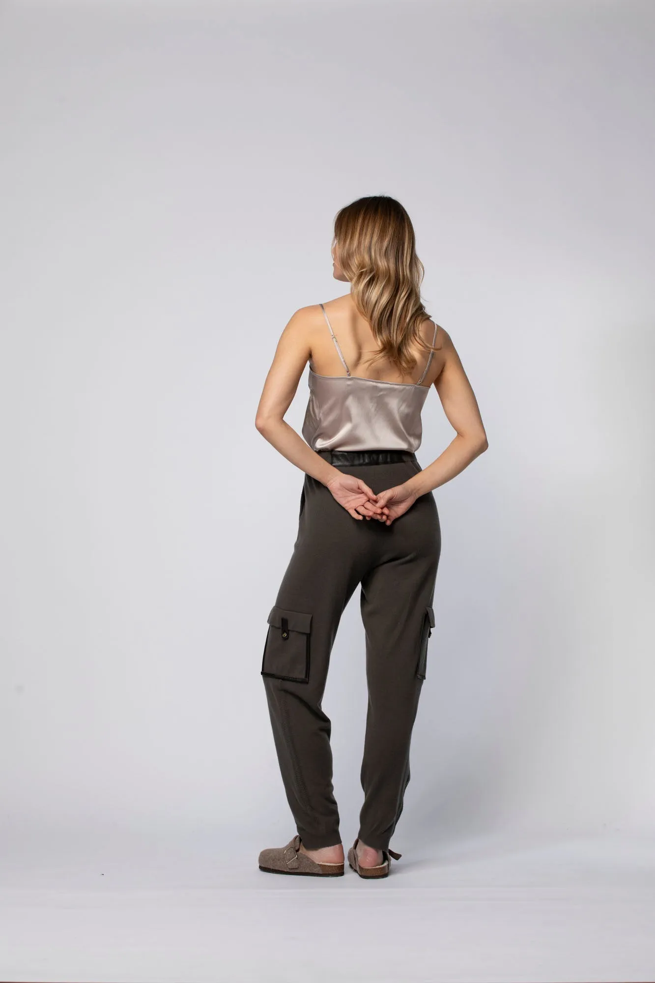 PANTALON EN MAILLE & CUIR