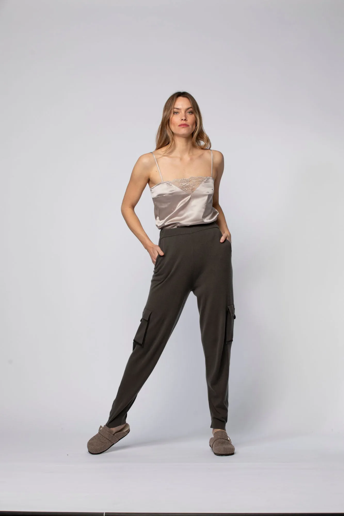 PANTALON EN MAILLE & CUIR